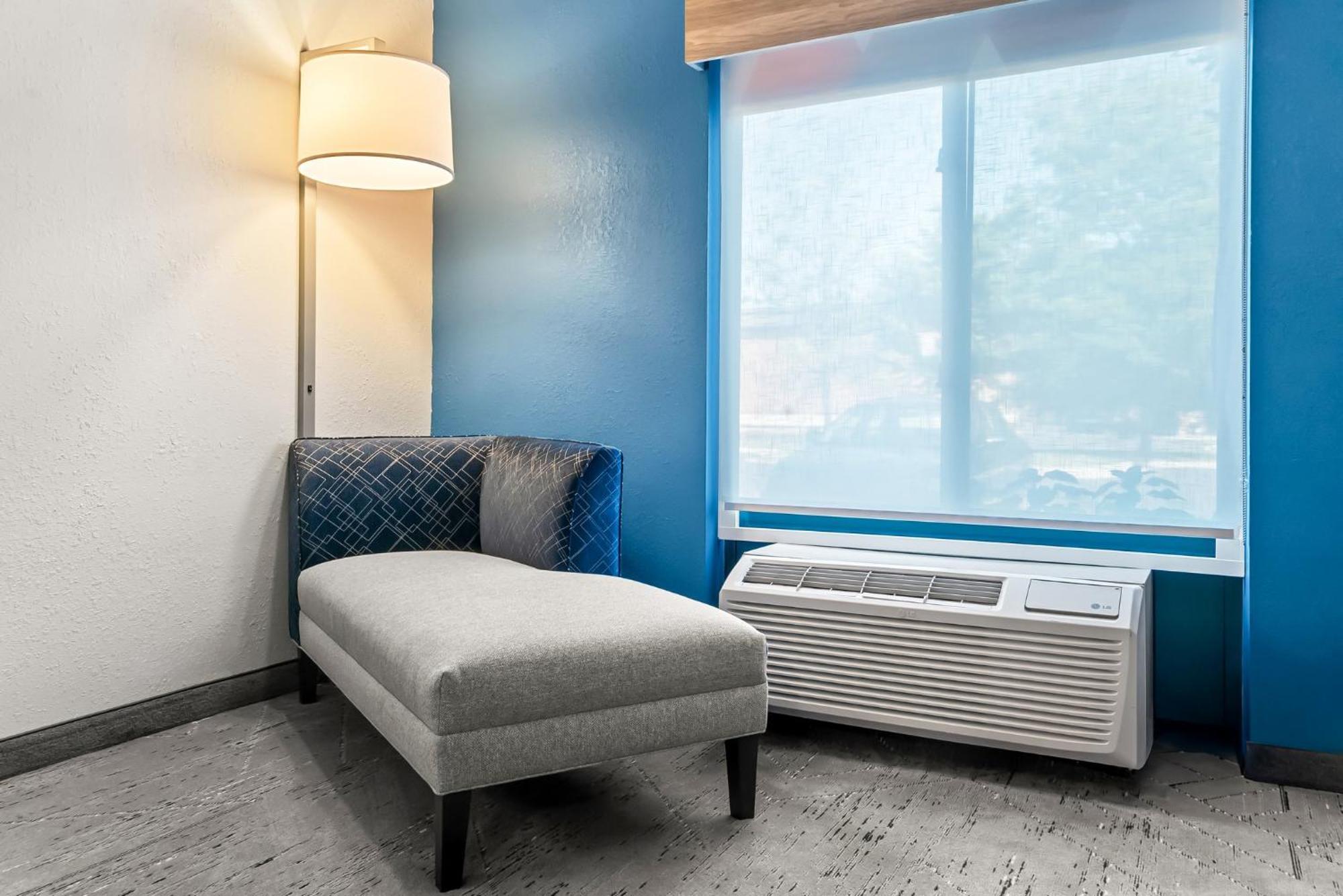 Holiday Inn Express & Suites Detroit - Novi By Ihg Екстер'єр фото