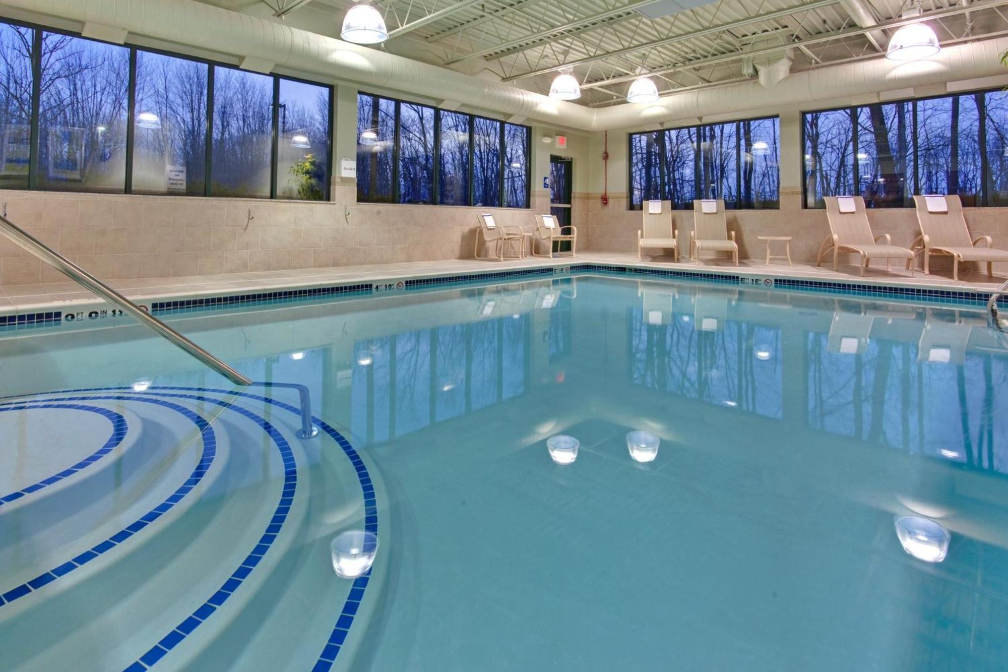 Holiday Inn Express & Suites Detroit - Novi By Ihg Екстер'єр фото